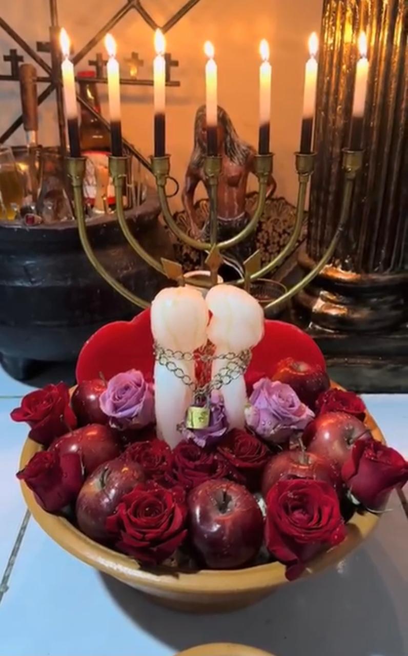Imagem de altar e elementos espirituais